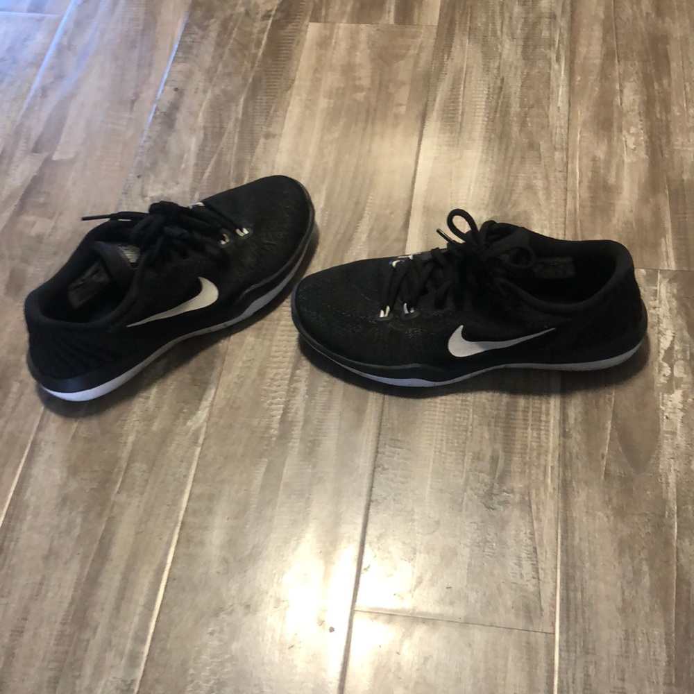 Women’s size 8 black nikes. Barely worn!